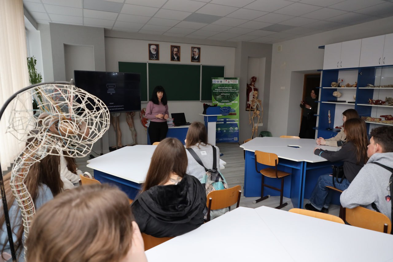 Учні Копичинецької громади на екскурсії хіміко-біологічним факультетом ТНПУ в анатомічному кабінеті Uchni Kopychynetskoi hromady na ekskursii khimiko-biolohichnym fakultetom TNPU v anatomichnomu kabineti